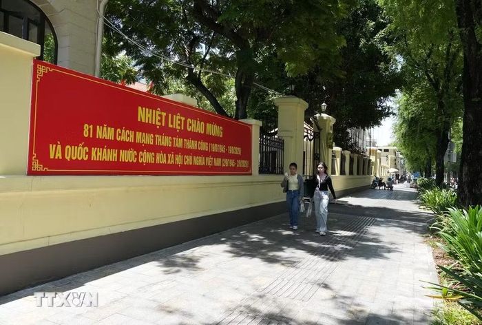 Nhiều cơ quan treo khẩu hiệu chào mừng kỷ niệm 81 năm Cách mạng Tháng Tám thành công (19/8/1945-19/8/2026) và Quốc khánh nước Cộng hòa Xã hội Chủ nghĩa Việt Nam (2/9/1945-2/9/2026). (Ảnh: Anh Tuấn/TTXVN)