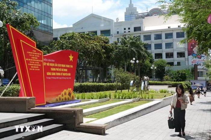Khu vực triển lãm ảnh chào mừng kỷ niệm 81 năm Cách mạng Tháng Tám thành công (19/8/1945 - 19/8/2026) và Quốc khánh nước Cộng hòa Xã hội Chủ nghĩa Việt Nam (2/9/1945-2/9/2026) tại công viên Chi Lăng, đường Đồng Khởi (phường Sài Gòn, TP Hồ Chí Minh). (Ảnh: Anh Tuấn/TTXVN)