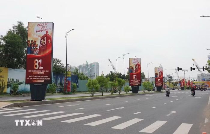 Pano điện tử chào mừng kỷ niệm 81 năm Cách mạng Tháng Tám thành công (19/8/1945-19/8/2026) và Quốc khánh nước Cộng hòa Xã hội Chủ nghĩa Việt Nam (2/9/1945-2/9/2026) trên trục đường R12 (phường An Khánh TP Hồ Chí Minh). (Ảnh: Anh Tuấn/TTXVN)