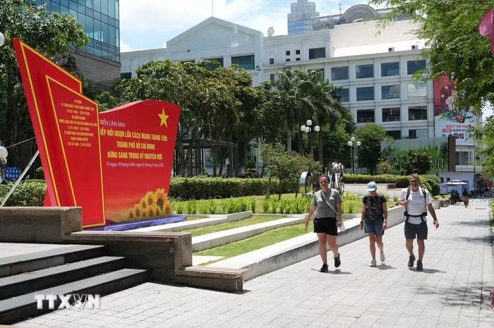 Khu vực triển lãm ảnh chào mừng kỷ niệm 81 năm Cách mạng Tháng Tám thành công (19/8/1945-19/8/2026) và Quốc khánh nước Cộng hòa Xã hội Chủ nghĩa Việt Nam (2/9/1945-2/9/2026) tại công viên Chi Lăng, đường Đồng Khởi (phường Sài Gòn, TP Hồ Chí Minh). (Ảnh: Anh Tuấn/TTXVN)