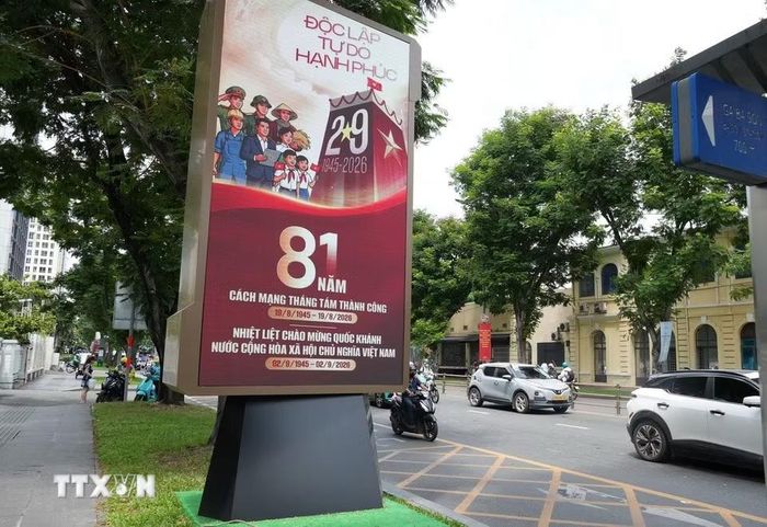 Pano điện tử chào mừng kỷ niệm 81 năm Cách mạng Tháng Tám thành công (19/8/1945-19/8/2026) và Quốc khánh nước Cộng hòa Xã hội Chủ nghĩa Việt Nam (2/9/1945-2/9/2026) trên đường Lê Duẫn (phường Sài Gòn, TP Hồ Chí Minh). (Ảnh: Anh Tuấn/TTXVN)