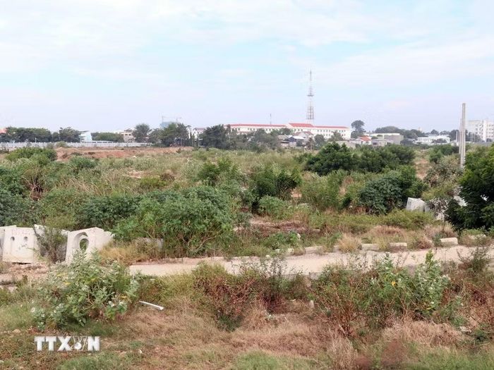 Phần diện tích còn lại khu vực phía Đông của Dự án Khu đô thị mới bờ sông Dinh (phường Phan Rang) còn nhiều vướng mắc chưa giải quyết. (Ảnh: Công Thử/TTXVN)