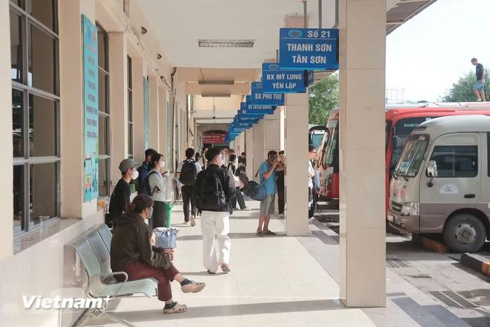 Từ chiều 28/8, lượng người và phương tiện di chuyển trên một số tuyến đường hướng ra ngoại thành và các tỉnh, thành lân cận bắt đầu gia tăng. Nhiều gia đình chủ động khởi hành sớm nhằm tránh thời điểm giao thông đông đúc, đồng thời có thêm thời gian nghỉ ngơi bên người thân. (Ảnh: Hoài Nam/Vietnam+)