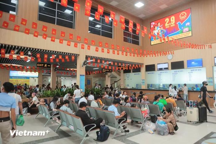 Thời điểm này, các đơn vị doanh nghiệp vận tải đường bộ, đường sắt và hàng không đều đã lên phương án vận tải, huy động phương tiện, nối toa, tăng chuyến, sẵn sàng đáp ứng nhu cầu của người dân. (Ảnh: Hoài Nam/Vietnam+)