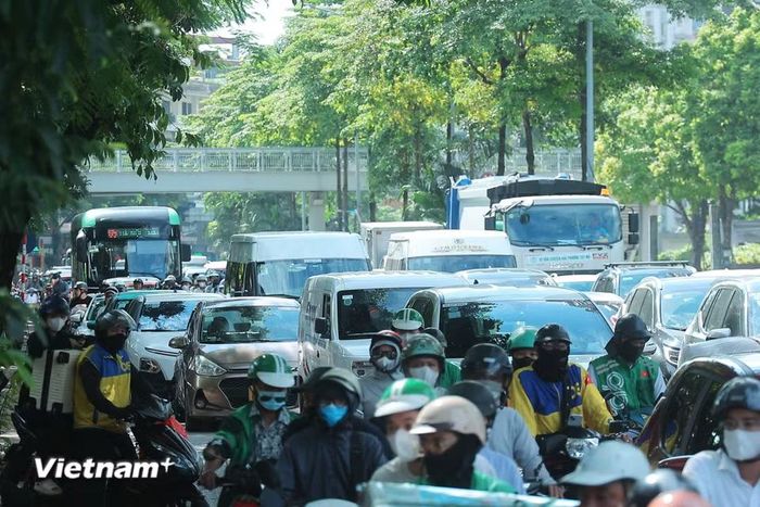 Những dòng người rời Hà Nội trong những ngày này tạo nên một hình ảnh đông đúc đặc trưng của Thủ đô mỗi dịp nghỉ lễ. (Ảnh: Hoài Nam/Vietnam+)