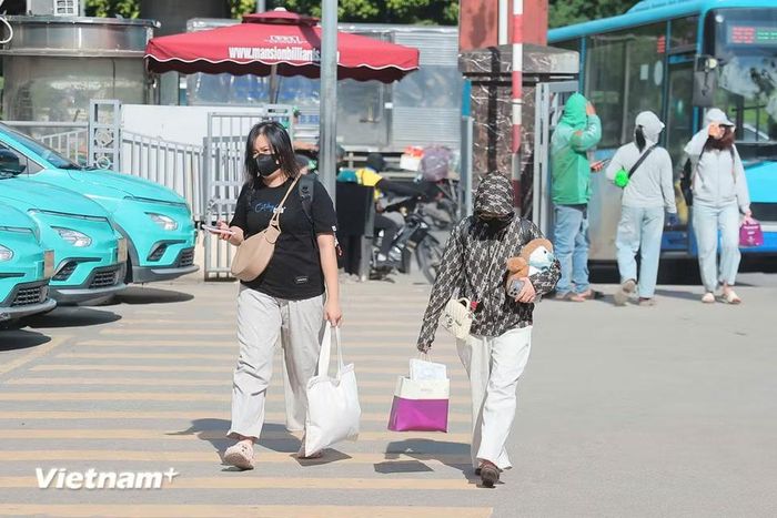 Tại Bến xe Mỹ Đình, lượng hành khách bắt đầu tăng khi nhiều người tranh thủ rời Hà Nội về quê từ sớm. (Ảnh: Hoài Nam/Vietnam+)