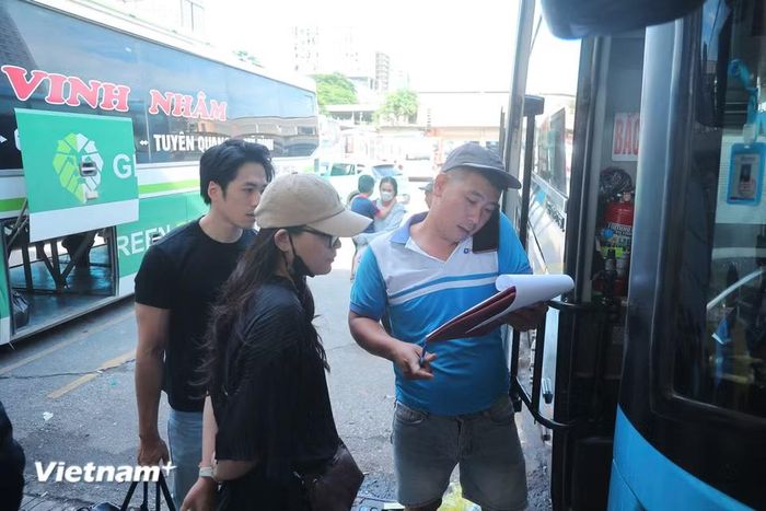 Những chiếc xe khách lần lượt rời bến, đưa người dân trở về quê đoàn tụ cùng gia đình sau những ngày làm việc tại Thủ đô. (Ảnh: Hoài Nam/Vietnam+)