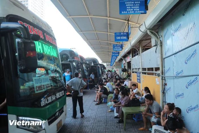 Từ Bến xe Mỹ Đình đến các tuyến đường cửa ngõ, nhịp di chuyển đông đúc dần của người dân cho thấy kỳ nghỉ Quốc khánh 2/9 đang bắt đầu. (Ảnh: Hoài Nam/Vietnam+)