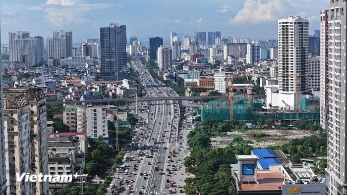 Các phương tiện di chuyển ổn định, chưa xuất hiện tình trạng ùn tắc kéo dài. Việc một bộ phận người dân chủ động khởi hành sớm được kỳ vọng giúp giảm áp lực giao thông vào những khung giờ cao điểm trong những ngày nghỉ lễ. (Ảnh: Hoài Nam/Vietnam+)