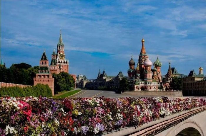 Điện Kremlin và Nhà thờ Thánh Basil, nhìn từ cầu Bolshoy Moskvoretsky. (Ảnh: Ủy ban Du lịch Thành phố Moscow)