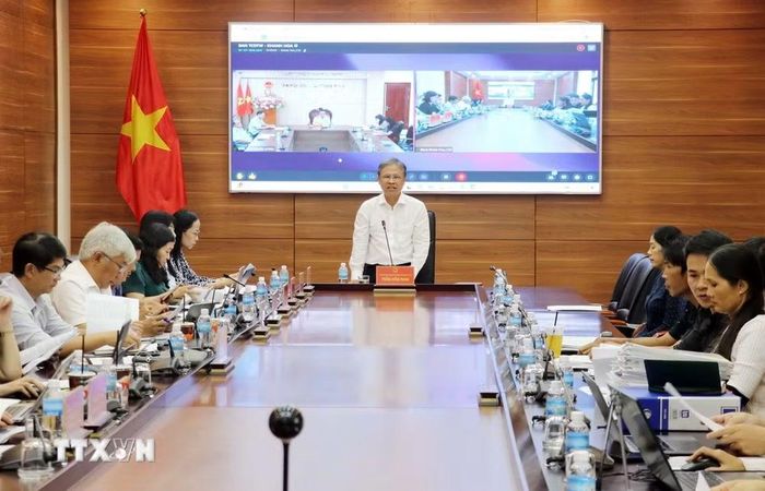 Ông Trần Hòa Nam, Phó Chủ tịch Ủy ban Nhân dân tỉnh Khánh Hòa giải đáp kiến nghị của người dân liên quan đến công tác bồi thường, giải phóng mặt bằng dự án… (Ảnh: Công Thử/TTXVN)