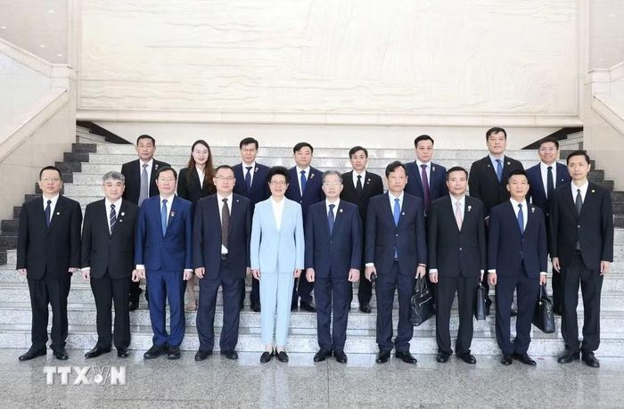 Đoàn đại biểu Tòa án nhân dân tối cao Việt Nam và Tòa án nhân dân cấp cao tỉnh Tứ Xuyên chụp ảnh chung. (Ảnh: Công Tuyên/TTXVN)