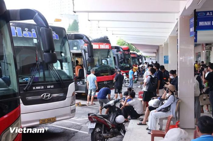 Các đơn vị xe khách đều niêm yết giá vé công khai và lấy đúng giá theo quy định. (Ảnh: Khánh Hùng/Vietnam+)