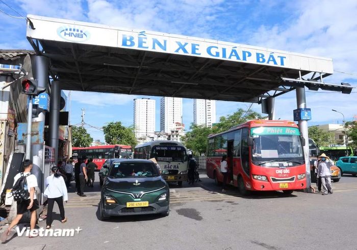 Càng về cuối giờ chiều ngày 28/8, lượng xe khách xuất bến chở khách đi về các tỉnh, thành ngày một đông. (Ảnh: Khánh Hùng/Vietnam+)