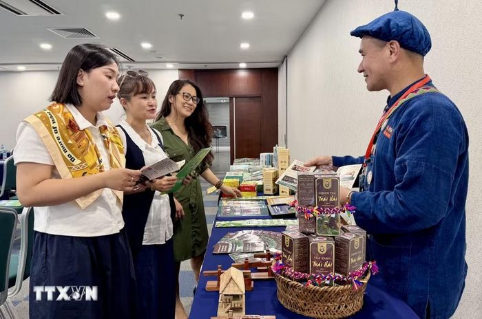 Ông Nguyễn Quang Tuấn, Phó bản Bản làng Thái Hải giới thiệu giá trị văn hóa Tày tại hội nghị. (Ảnh: Mỹ Phương/TTXVN)
