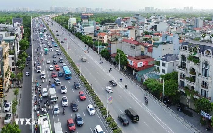 Cuối giờ chiều 28/8 các phương tiện nối dài trên cầu Vĩnh Tuy hướng ra khỏi trung tâm. (Ảnh: Phan Phương/TTXVN)