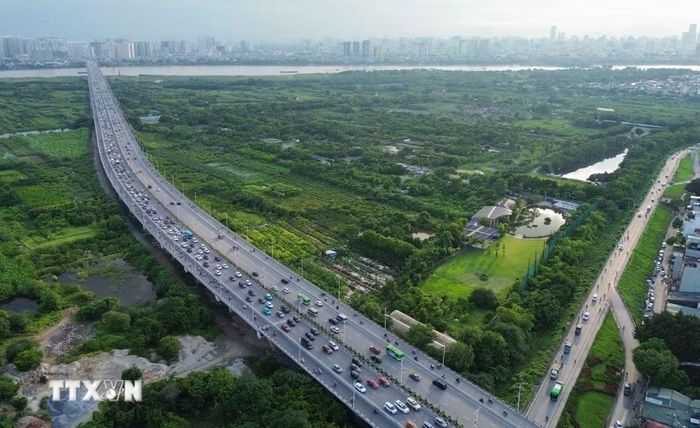 Khu vực đường Cổ Linh hướng ra cao tốc Hà Nội-Hải Phòng hiện lưu lượng phương tiện di chuyển ổn định. (Ảnh: Phan Phương/TTXVN)