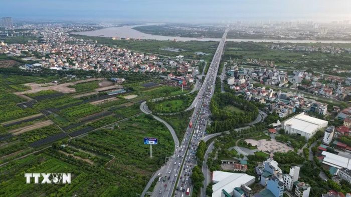 Mật độ giao thông hướng đi Long Biên qua cầu Thanh Trì tăng cao. (Ảnh: Minh Quyết/TTXVN)