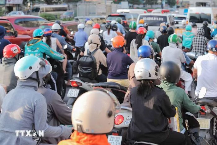 Nhiều người dân rời Hà Nội ngay từ chiều 28/9 khiến cầu Vĩnh Tuy hướng ra khỏi trung tâm bị quá tải. (Ảnh: Phan Phương/TTXVN)