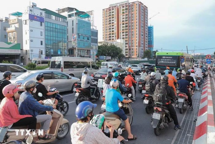 Nhiều người dân rời Hà Nội ngay từ chiều 28/9 khiến cầu Vĩnh Tuy hướng ra khỏi trung tâm bị quá tải. (Ảnh: Phan Phương/TTXVN)