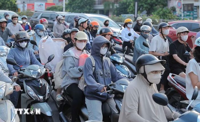 Nhiều người dân rời Hà Nội ngay từ chiều 28/9 khiến cầu Vĩnh Tuy hướng ra khỏi trung tâm bị quá tải. (Ảnh: Phan Phương/TTXVN)