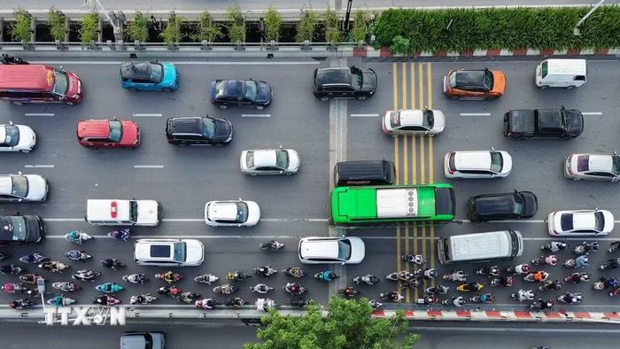 Nhiều người dân rời Hà Nội ngay từ chiều 28/9 khiến cầu Vĩnh Tuy hướng ra khỏi trung tâm bị quá tải. (Ảnh: Phan Phương/TTXVN)