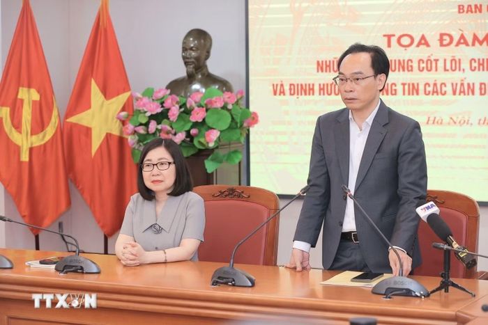 Đồng chí Hoàng Minh Sơn, Ủy viên Trung ương Đảng, Bộ trưởng Bộ Giáo dục và Đào tạo trao đổi các nội dung của chuyên đề. (Ảnh: Minh Quyết/TTXVN)