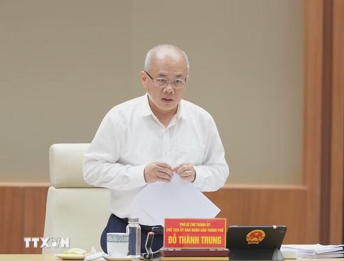 Chủ tịch Ủy ban Nhân dân thành phố Hải Phòng Đỗ Thành Trung điều hành phiên họp. (Ảnh: Minh Huệ/TTXVN)
