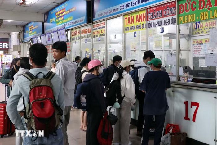Hành khách mua vé tại Bến xe miền Đông để rời Thành phố Hồ Chí Minh, bắt đầu kỳ nghỉ lễ Quốc khánh 2/9. (Ảnh: Tiến Lực/TTXVN)