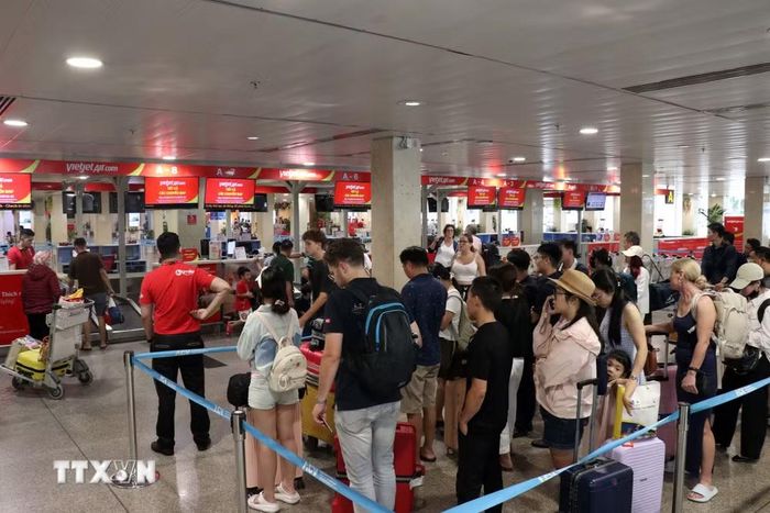 Trong dịp lễ năm nay, sân bay Tân Sơn Nhất dự kiến phục vụ trung bình khoảng 130.000 hành khách mỗi ngày, tăng khoảng 16% so với cao điểm lễ năm 2025. (Ảnh: Tiến Lực/TTXVN)