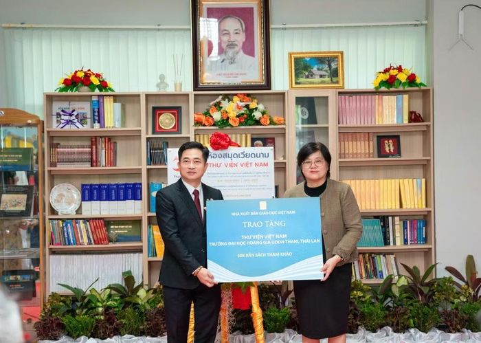 Tổng Lãnh sự Đinh Hoàng Linh thay mặt Nhà xuất bản Giáo dục Việt Nam, trao tặng sách cho Thư viện Việt Nam. (Ảnh: PV/Vietnam+)
