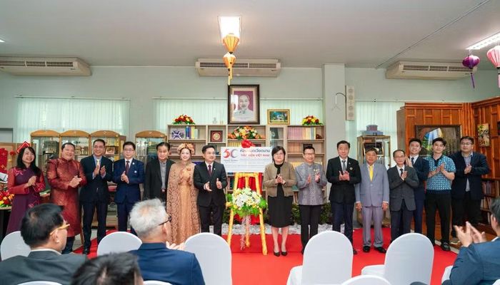 Các đại biểu hân hoan vui mừng tại sự kiện Khánh thành Thư viện tiếng Việt tại Đại học Hoàng gia Udon Thani. (Ảnh: PV/Vietnam+)