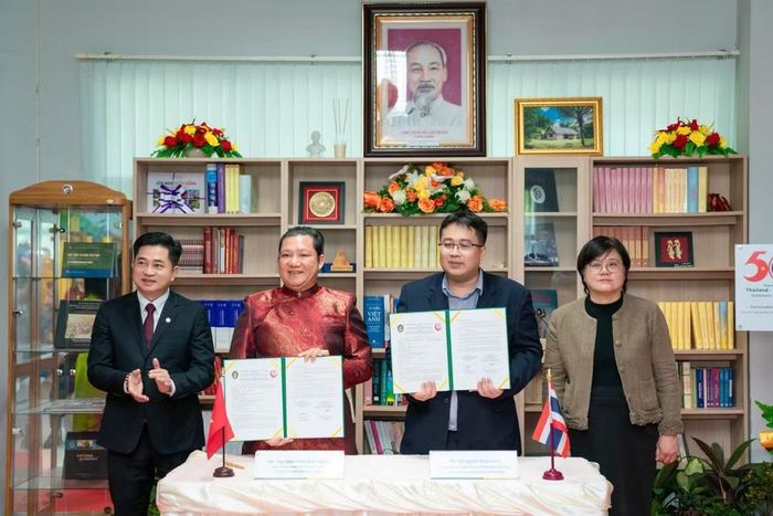Biên bản ghi nhớ hợp tác xây dựng phát triển Thư viện Việt Nam.. (Ảnh: PV/Vietnam+)