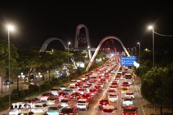 Các phương tiện cá nhân nhích từng mét một trên đường Võ Chí Công hướng lên cầu Nhật Tân trong tối muộn 28/8. (Ảnh: Quốc Khánh/TTXVN)