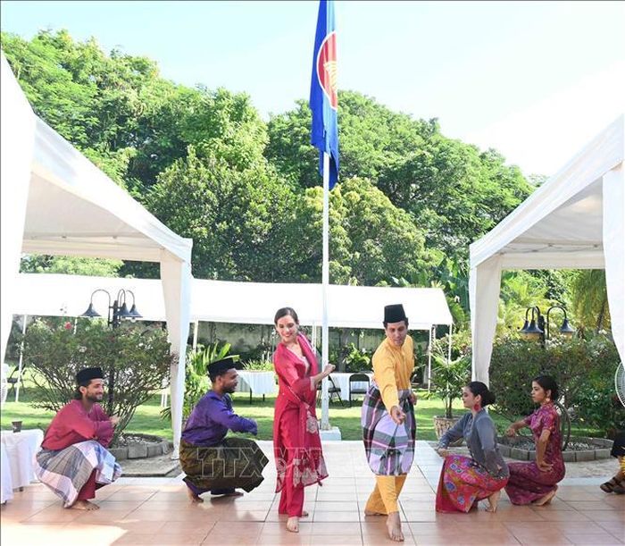 Tiết mục văn nghệ của Đại sứ quán Malasia.