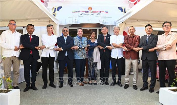 Các đại sứ, đại biện các nước thành viên ASEAN và khách mời chụp ảnh chung.