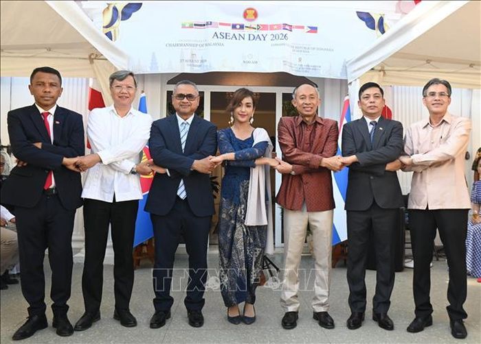 Các đại sứ, đại biện các nước thành viên ASEAN tại Cuba chụp ảnh chung.
