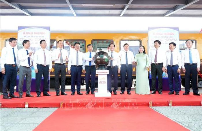 Các đại biểu bấm nút khai trương đoàn tàu “Phong Nha - Cố đô Huế: Hành trình Di sản thế giới”.