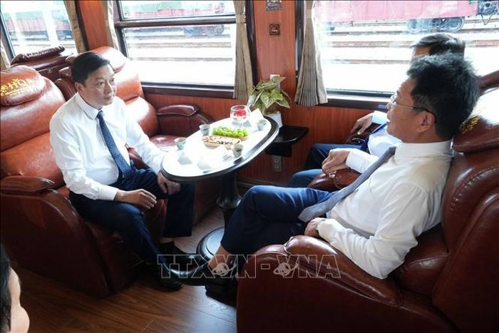 Chủ tịch UBND tỉnh Quảng Trị Lê Hồng Vinh cùng các đại biểu, tham quan, trải nghiệm trên tàu.