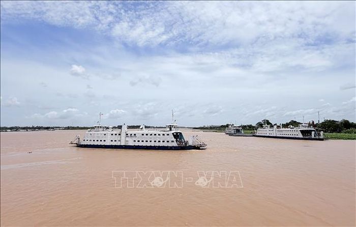 Phà An Hòa vượt sông Hậu, kết nối giao thông giữa bờ Long Xuyên và xã Hội An, tỉnh An Giang.