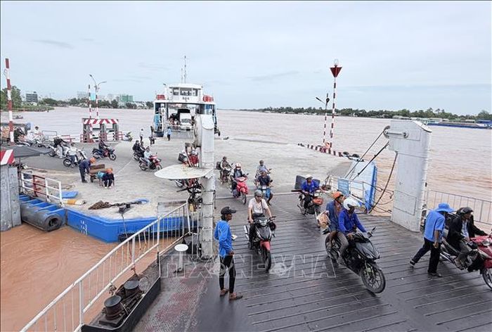 Người dân và phương tiện sử dụng phà An Hòa để di chuyển giữa Long Xuyên và xã Hội An, tỉnh An Giang.