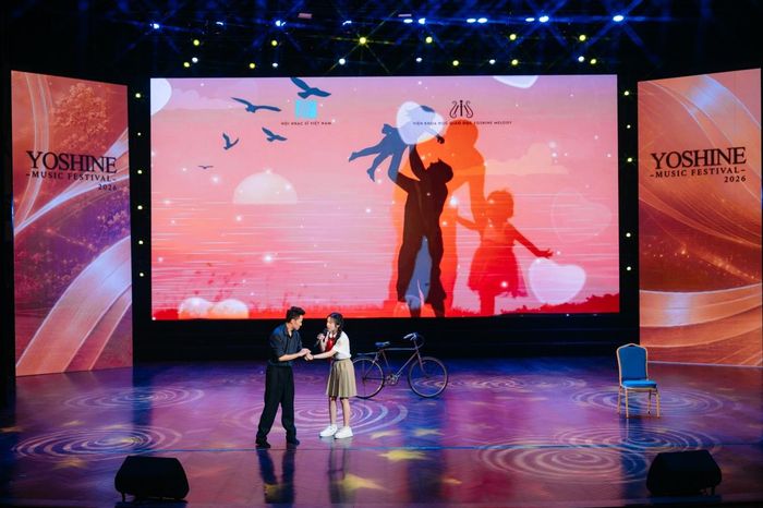 Thùy Dương thể hiện ca khúc “Cha già rồi đúng không” tại Yoshine Music Festival toàn quốc.