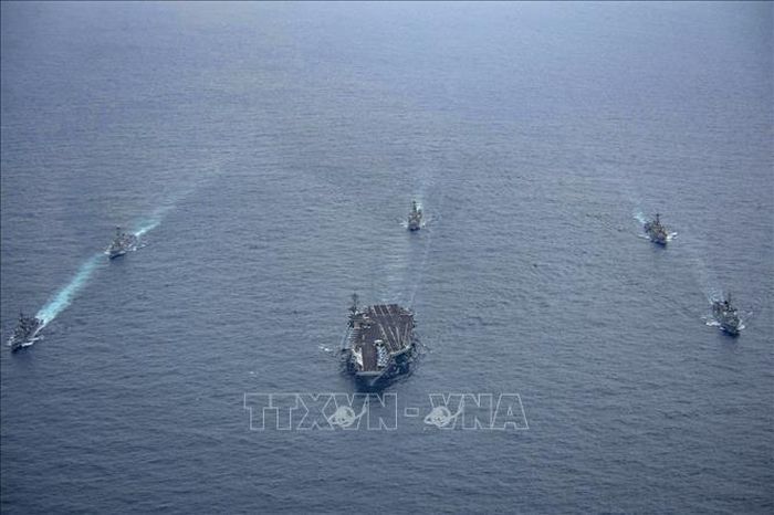 Tàu sân bay USS Theodore Roosevelt của Mỹ (giữa). Ảnh: Yonhap/TTXVN