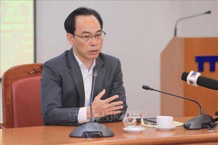 Đồng chí Hoàng Minh Sơn, Ủy viên Trung ương Đảng, Bộ trưởng Bộ Giáo dục và Đào tạo trao đổi các nội dung của chuyên đề. Ảnh: Minh Quyết/TTXVN