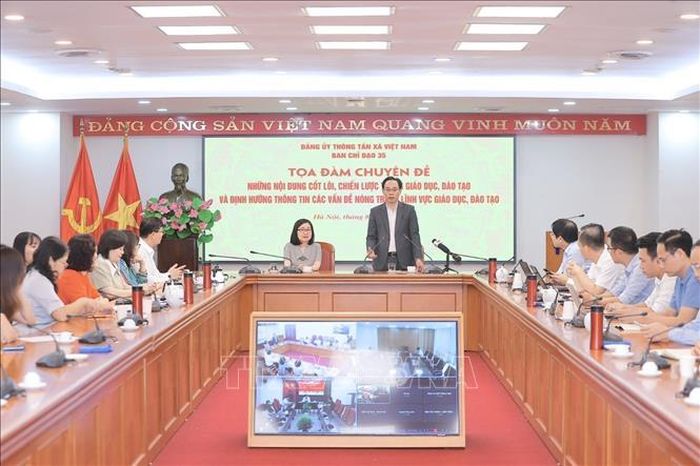 Đồng chí Hoàng Minh Sơn, Ủy viên Trung ương Đảng, Bộ trưởng Bộ Giáo dục và Đào tạo trao đổi các nội dung của chuyên đề. Ảnh: Minh Quyết/TTXVN