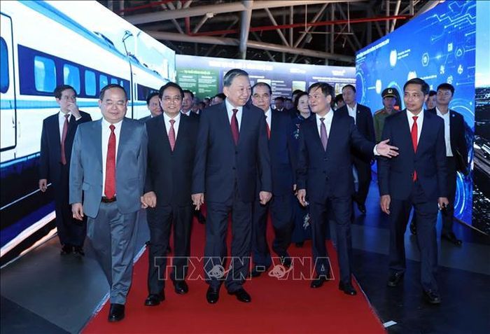 Tổng Bí thư, Chủ tịch nước Tô Lâm và đại biểu tham quan Triển lãm Quy hoạch đô thị đến năm 2050, tầm nhìn đến năm 2075, giới thiệu tổng thể định hướng phát triển của Quảng Ninh từ hiện tại đến tương lai. Ảnh: Thống Nhất/TTXVN
