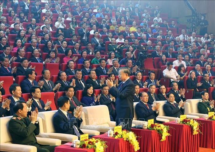 Tổng Bí thư, Chủ tịch nước Tô Lâm và các đại biểu tham dự Lễ công bố Nghị quyết của Quốc hội về việc thành lập thành phố Quảng Ninh và đón nhận Huân chương Lao động hạng Nhất. Ảnh: Thống Nhất/TTXVN