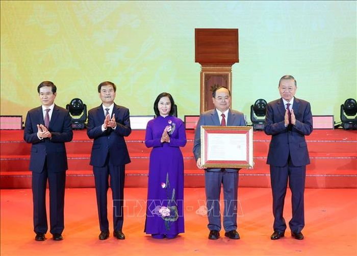 Tổng Bí thư, Chủ tịch nước Tô Lâm trao Nghị quyết của Quốc hội về việc thành lập thành phố Quảng Ninh. Ảnh: Thống Nhất/TTXVN