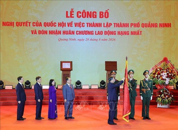Tổng Bí thư, Chủ tịch nước Tô Lâm trao tặng Huân chương Lao động hạng Nhất cho Đảng bộ, Chính quyền và Nhân dân thành phố Quảng Ninh. Ảnh: Thống Nhất/TTXVN