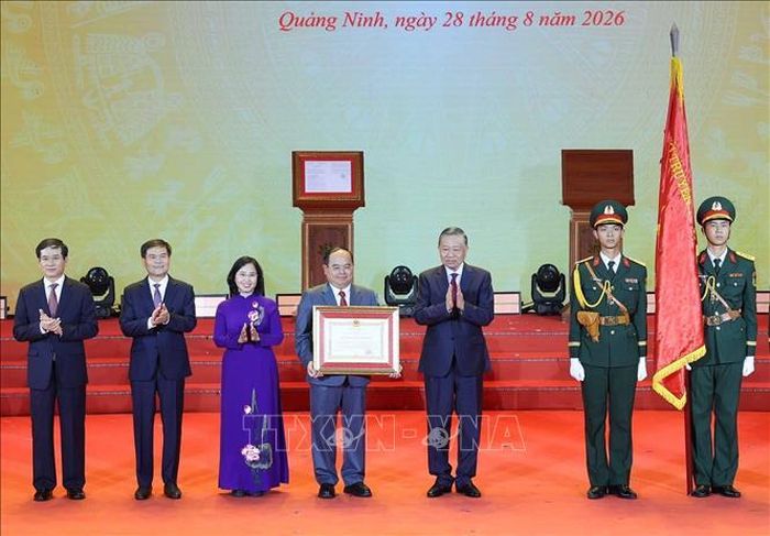 Tổng Bí thư, Chủ tịch nước Tô Lâm trao tặng Huân chương Lao động hạng Nhất cho Đảng bộ, Chính quyền và Nhân dân thành phố Quảng Ninh. Ảnh: Thống Nhất/TTXVN